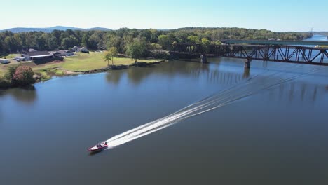 Boot,-Das-Unter-Einer-Eisenbahnbrücke-Auf-Dem-Fluss-Coosa-Fährt