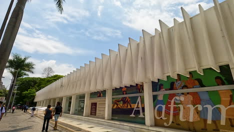 Beautiful-hyper-lapse-shot-of-streets-of-Palace-of-Arts,-Palacio-Das-Artes,-Belo-Horizonte,-Minas-Gerais,-Brazil