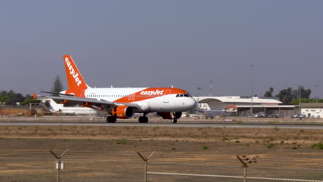 Die-Landung-Und-Schubumkehr-Eines-Easyjet-Airbus-A320-Am-Flughafen-Faro-In-Portugal