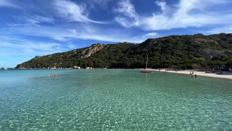 Increíble-Santa-Giulia-Famosa-Playa-Paradisíaca-Corsa-Francesa-Con-Agua-De-Mar-Turquesa-Cristalina-En-La-Temporada-De-Verano