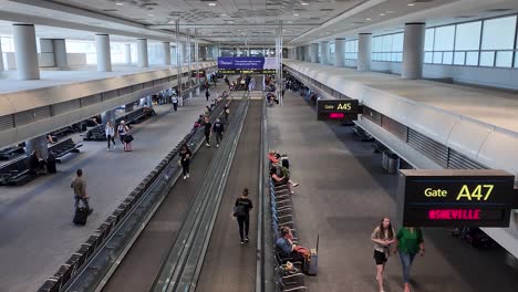 Denver-International-Airport-Ein-Terminal-Aus-Dem-Zweiten-Stock-In-Der-Nähe-Von-Gate-A47-Mit-Travellator