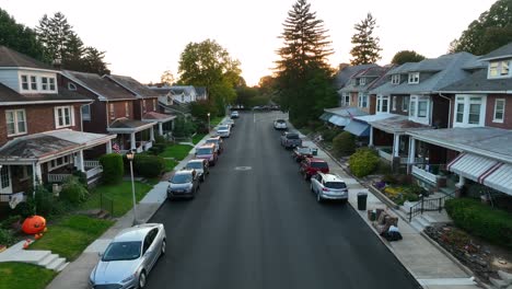 Traditionelle-Amerikanische-Häuser-In-Einer-Ruhigen-Vorstadtstraße-Bei-Sonnenuntergang