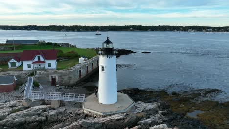 Touristen-Genießen-Den-Leuchtturm-Von-Portsmouth-Harbour-Und-Die-Station-Der-US-Küstenwache-In-New-Castle,-New-Hampshire