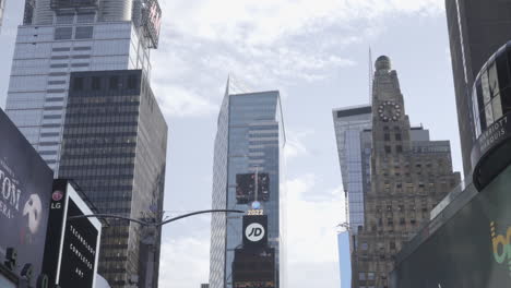 Shot-of-busy-Times-Square-in-New-York,-USA