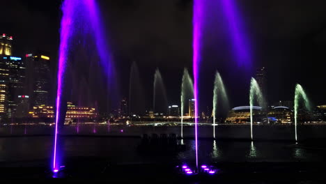 Espectáculo-De-Espectros-De-Fuentes-Danzantes:-Espectáculo-De-Luz-Y-Agua-A-Lo-Largo-Del-Paseo-Frente-A-Marina-Bay-Sands