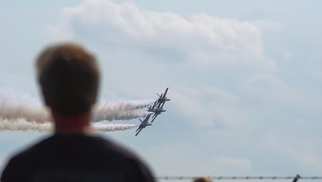 Zuschauer-Sehen-Zu,-Wie-Die-Blauen-Engel-In-Der-Nähe-Der-Menschenmenge-Tief-Fliegen,-Während-Sie-Bei-Einer-Airshow-In-Virginia-In-Einer-Rautenformation-Nach-Links-Rollen