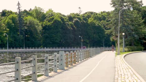 Imágenes-Del-Canal-Rideau-Bicicletas-Pasando-Cerca-Del-Agua