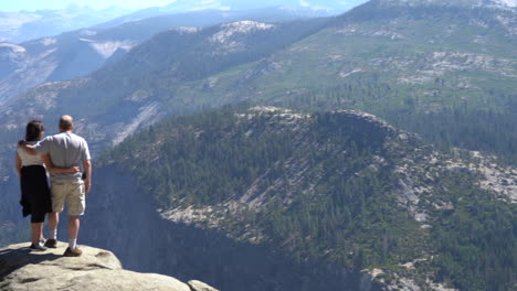 4K-Tourist-Couple-On-Vacation-Overlooking-Glacier-Point-in-Yosemite-National-Park,-California