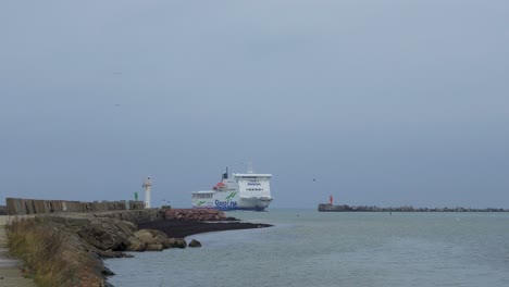 Gran-Línea-De-Stena-De-Ferry-Que-Llega-Al-Puerto-De-Liepaja-,-Día-De-Otoño-Nublado,-Toma-Amplia-Distante