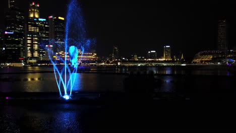 Spectra-Show-Of-Dancing-Fontänen:-Licht--Und-Wassershow-Entlang-Der-Promenade-Vor-Dem-Strand-Der-Marina-Bay