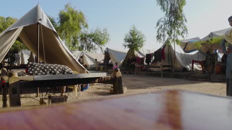 Low-Angle-Table-Top-Shot-Ansicht-Von-Provisorischen-Lagern-Für-Opfer-Von-Flutkatastrophen-In-Jacobabad,-Sindh