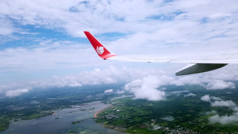 Ver-El-Ala-De-La-Ventana-De-La-Atmósfera-De-Un-Vuelo-De-Avión-De-Thai-Lion-Air-En-El-Cielo-Para-El-Transporte-De-Viaje-En-Vacaciones-En-Tailandia