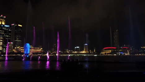 Spectra-Show-Of-Dancing-Fontänen:-Licht--Und-Wassershow-Entlang-Der-Promenade-Vor-Dem-Strand-Der-Marina-Bay