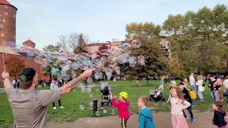 Niños-Jugando-Con-Pompas-De-Jabón