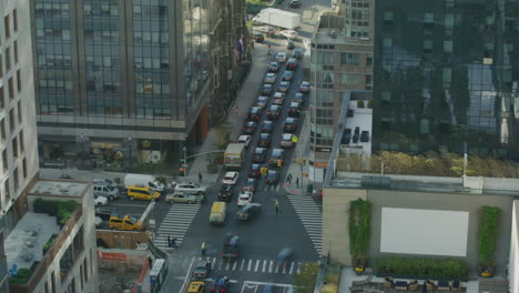 Timelapse-Del-Intenso-Tráfico-Que-Fluye-A-Través-De-La-Intersección-En-La-Ciudad-De-Nueva-York