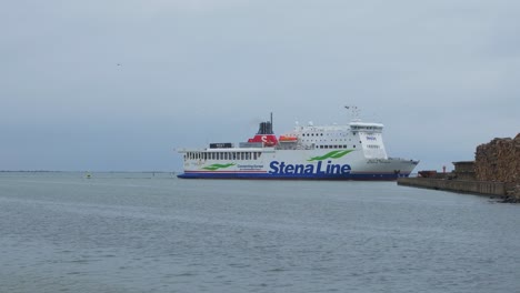 Gran-Línea-De-Stena-De-Ferry-Que-Llega-Al-Puerto-De-Liepaja-,-Día-De-Otoño-Nublado,-Toma-Amplia-Desde-La-Distancia