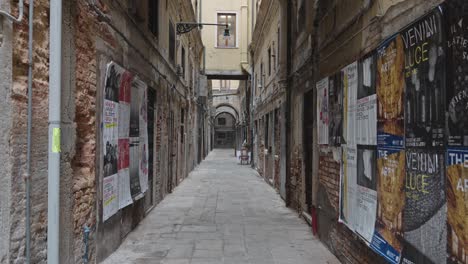 Zeitlupe-Einer-Leeren-Straße-In-Venedig,-Die-Hineingeht