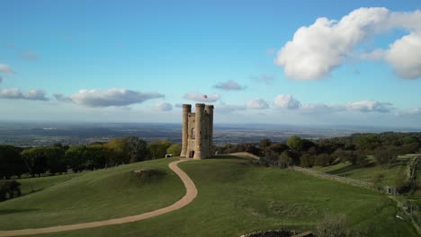 Niedrige-Luftaufnahme,-Die-Den-Broadway-Tower-Umkreist,-Stand-Ein-Englisches-Wahrzeichen-Auf-Dem-Beacon-Hill-In-Den-Cotswolds,-Uk