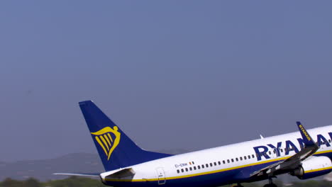 Der-Start-Einer-Ryanair-Boeing-737,-Die-Die-Vielen-Touristen-Nach-Ihrem-Urlaub-Nach-Hause-Bringt