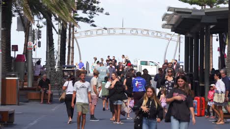 Punto-De-Acceso-Turístico,-Ajetreado-Centro-De-La-Ciudad-De-La-Costa-Dorada-Lleno-De-Gente-Caminando-Por-La-Avenida-Cavill-Con-El-Cartel-Del-Paraíso-De-Los-Surfistas-En-El-Fondo-En-La-Explanada,-Queensland,-Australia