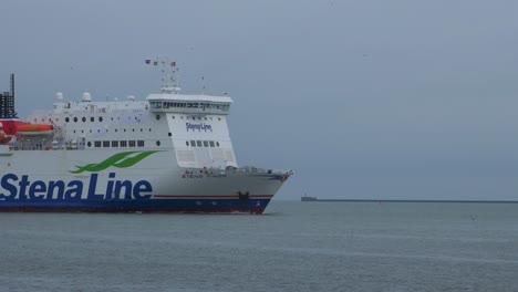 Gran-Línea-De-Stena-De-Ferry-Que-Llega-Al-Puerto-De-Liepaja-,-Día-De-Otoño-Nublado,-Plano-Medio-Desde-La-Distancia