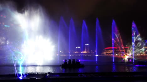 Spectra-Show-Of-Dancing-Fontänen:-Licht--Und-Wassershow-Entlang-Der-Promenade-Vor-Dem-Strand-Der-Marina-Bay