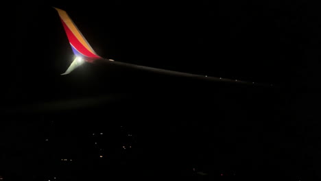 Símbolo-Del-Ala-De-La-Aerolínea-Suroeste-En-Un-Avión-Por-La-Noche,-4k