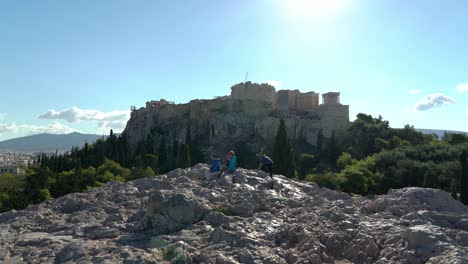 Panorama-Des-Parthenon-Mit-Menschen,-Die-Auf-Dem-Hügel-Sitzen