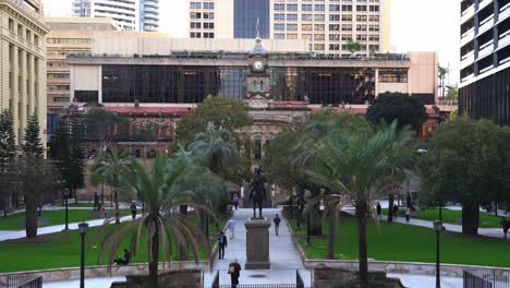 Weitschuss-Am-Anzac-Square-Mit-Fußgängern,-Die-über-Den-Park-Und-Das-Kriegsdenkmal-Gehen-Und-Schlendern.-Die-Scout-Skulptur-Im-Zentrum-Der-Innenstadt-Von-Brisbane-City,-Central-Business-District