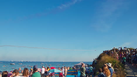 Menge-Von-Menschen,-Die-Während-Der-Falmouth-Woche-In-Cornwall,-England,-Kunstflugvorführungen-Von-Raf-Red-Arrows-Beobachten