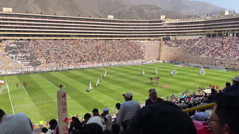 Tiro-De-ángulo-Alto-Sobre-Asientos-Llenos-De-Multitud-De-Fanáticos-Del-Fútbol-Durante-Un-Partido-En-Universitario,-Monumental,-Ate,-Lima,-Perú-Durante-El-Día