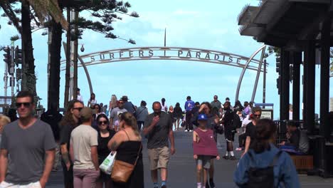 Beliebter-Touristen-hotspot,-Geschäftige-Innenstadt-Der-Goldküste,-Voll-Mit-Menschen,-Die-Auf-Der-Cavill-Avenue-Spazieren,-Mit-Surfers-Paradise-schild-Im-Hintergrund-An-Der-Esplanade,-Queensland,-Australien