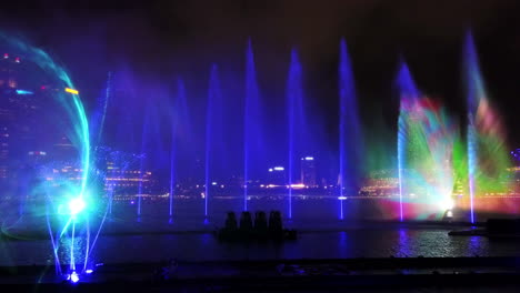 Spectra-Show-Of-Dancing-Fontänen:-Licht--Und-Wassershow-Entlang-Der-Promenade-Vor-Dem-Strand-Der-Marina-Bay