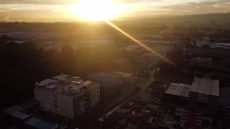 Vista-Del-Amanecer-Desde-La-Construcción-Del-Paso-Elevado-Calzada-Atanasio-Tzul-En-La-Zona-12-De-La-Ciudad-De-Guatemala-Que-Muestra-Dos-Gasolineras