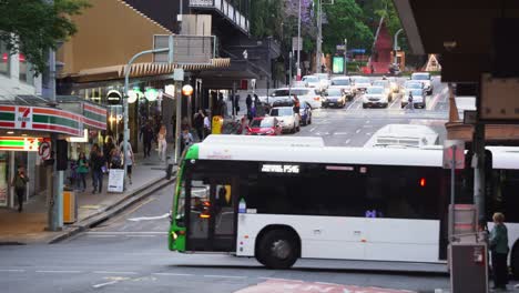 Static-Street-Shot-An-Der-Kreuzung-Zwischen-Adelaide-Street-Und-Edward-Street-In-Der-Innenstadt-Von-Brisbane-City,-Aufnahme-Von-Autos-Und-Busverkehrsstaus-Zu-Verkehrszeiten-Im-Zentralen-Geschäftsviertel