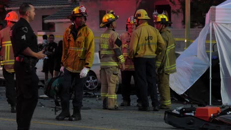 Bomberos-Y-Paramédicos-Con-Equipo-Médico.