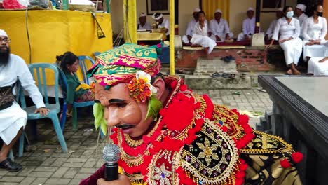 Actor-De-Topeng-Juega-En-Un-Espectáculo-Divertido-De-Máscara-De-Templo-Balinés-Durante-La-Ceremonia-Religiosa