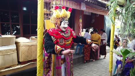 Subtile-Bewegungen-Balinesische-Topeng-Tänzerin-Religiöses-Theater-In-Bali-Hindu-Zeremonie