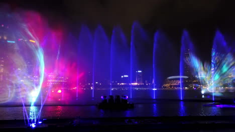 Spectra-Show-Of-Dancing-Fontänen:-Licht--Und-Wassershow-Entlang-Der-Promenade-Vor-Dem-Strand-Der-Marina-Bay