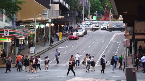 Multitud-De-Personas-Cruzando-En-La-Intersección-Entre-Adelaide-Y-Edward-Street-En-El-Bullicioso-Centro-De-La-Ciudad-De-Brisbane,-Distrito-Central-De-Negocios-Durante-Las-Horas-Pico-Fuera-Del-Trabajo