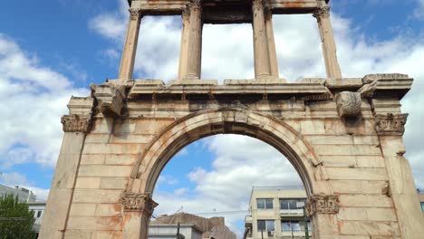 Pájaros-Volando-Más-Allá-Del-Arco-De-Hadrian-En-Atenas