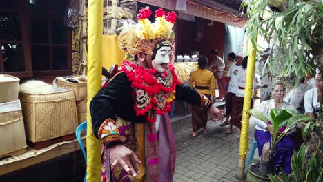 Balinesische-Topeng-tänzerin-Führt-Tempelzeremonie-In-Traditioneller-Bunter-Tracht-Mit-Gesichtsausdrücken-Durch,-Religiöse-Reise-In-Indonesien-Südostasien