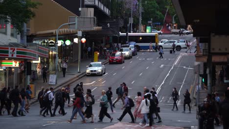 Autos-Conduciendo-Por-Edward-Street-Desde-El-Vecindario-De-Spring-Hill,-Peatones-Ocupados-Cruzando-En-Adelaide-Y-Ann-Street-En-El-Bullicioso-Centro-De-La-Ciudad-De-Brisbane-Durante-Las-Horas-Pico-Fuera-Del-Trabajo