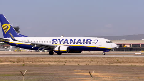 Die-Ankunft-Eines-Ryanair-Boeing-737-Flugzeugs,-Das-Nach-Der-Landung-Auf-Der-Landebahn-Langsamer-Wird