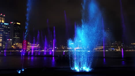 Spectra-Show-Of-Dancing-Fontänen:-Licht--Und-Wassershow-Entlang-Der-Promenade-Vor-Dem-Strand-Der-Marina-Bay