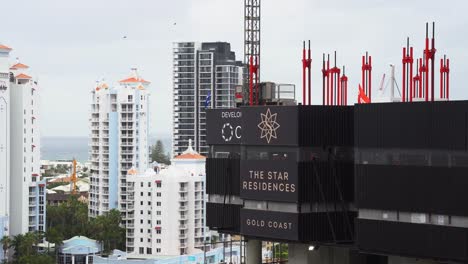 Residencias-Estrella-Sitio-De-Construcción-De-La-Costa-Dorada,-Edificio-De-Vida-De-Lujo-En-Progreso-Con-Andamios-En-La-Isla-De-Broadbeach,-Queensland,-Australia,-Tiro-Estático