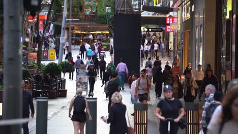 Große-Menschenmenge,-Die-Auf-Der-Queen-Street-Mall-Spazieren-Geht,-Während-Sich-Die-Ferienzeit-Nähert,-Weihnachtsgeschenkeinkauf-In-Vorbereitung,-Innenstadt-Von-Brisbane-City,-Queensland,-Australien,-Statische-Aufnahme