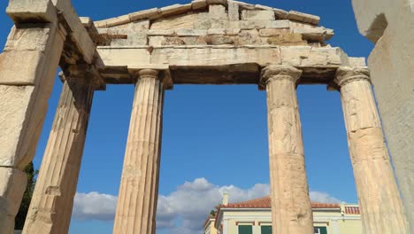 Ruinas-De-La-Puerta-Bien-Conservada-De-Athena-Archegetis