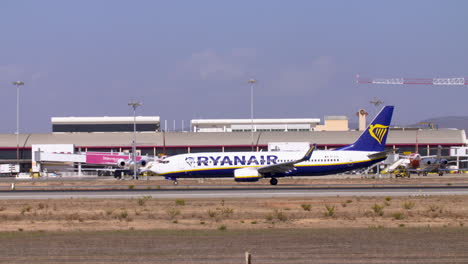 Eine-Boeing-737-Von-Ryanair-Rollt-Zum-Start-Ans-Ende-Der-Landebahn