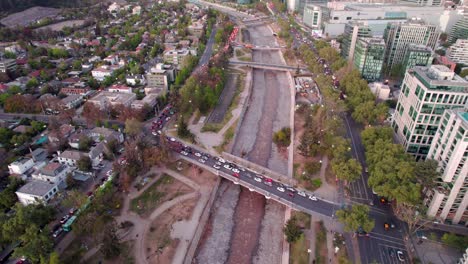 Luftdrohne-über-Dem-Autoverkehr-In-Der-Hauptstadt-Santiago-Chile-Stau-Auf-Dem-Alleenpanorama-Bei-Klarem-Tageslicht